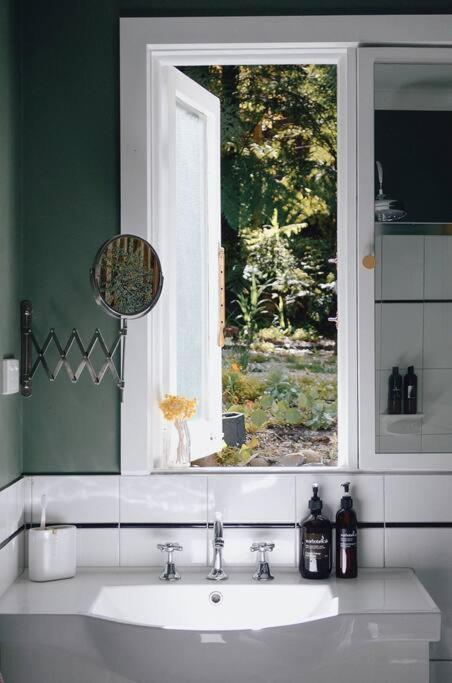 Harrys House Warburton - Peaceful Riverside Cottage In The Perfect Location Bagian luar foto