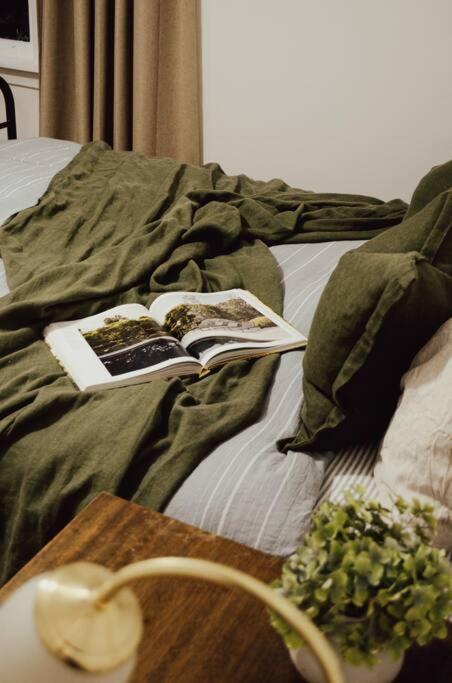 Harrys House Warburton - Peaceful Riverside Cottage In The Perfect Location Bagian luar foto