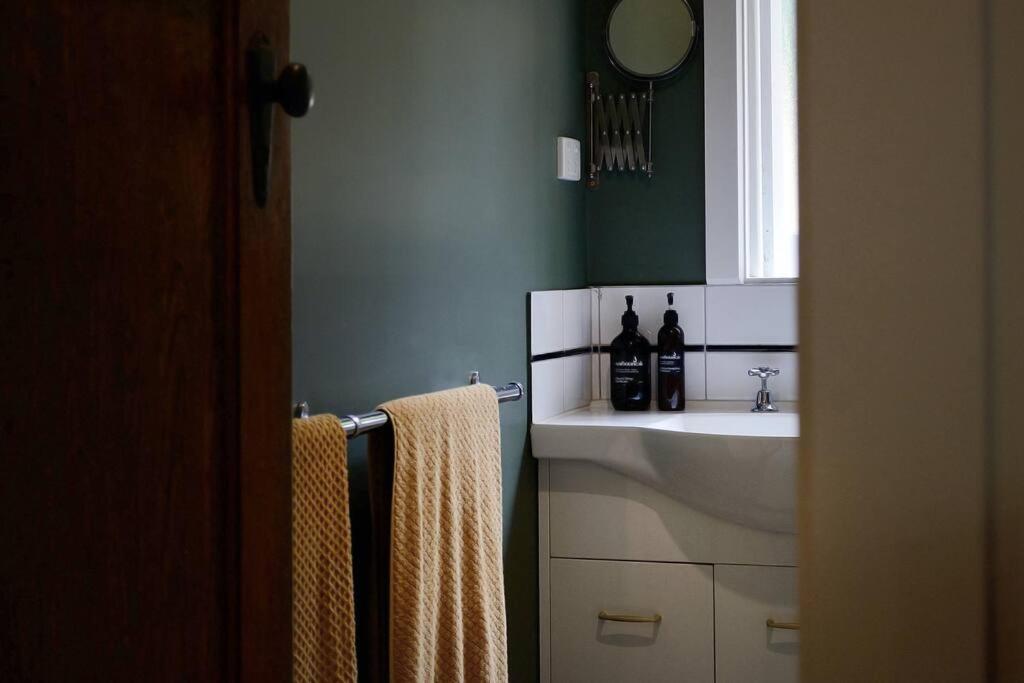 Harrys House Warburton - Peaceful Riverside Cottage In The Perfect Location Bagian luar foto
