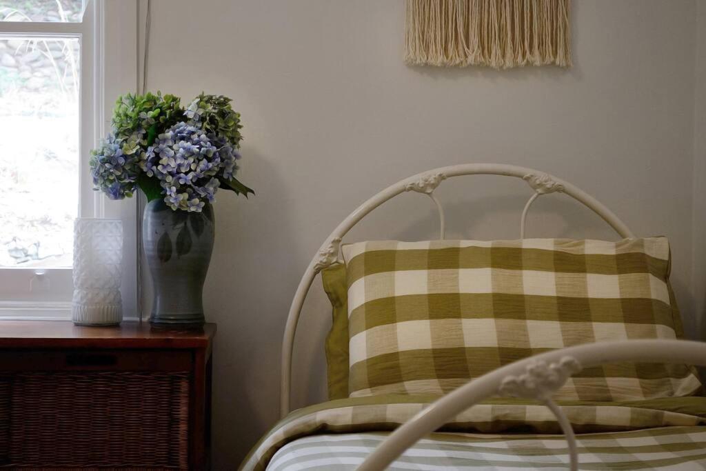Harrys House Warburton - Peaceful Riverside Cottage In The Perfect Location Bagian luar foto