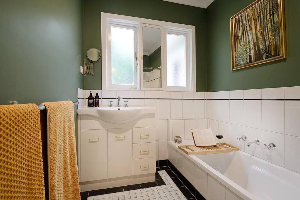 Harrys House Warburton - Peaceful Riverside Cottage In The Perfect Location Bagian luar foto